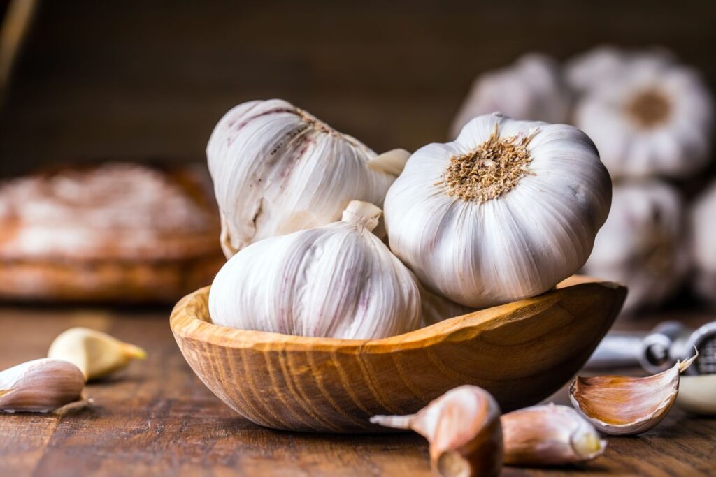 What happens when you eat raw garlic in the morning? 5 benefits