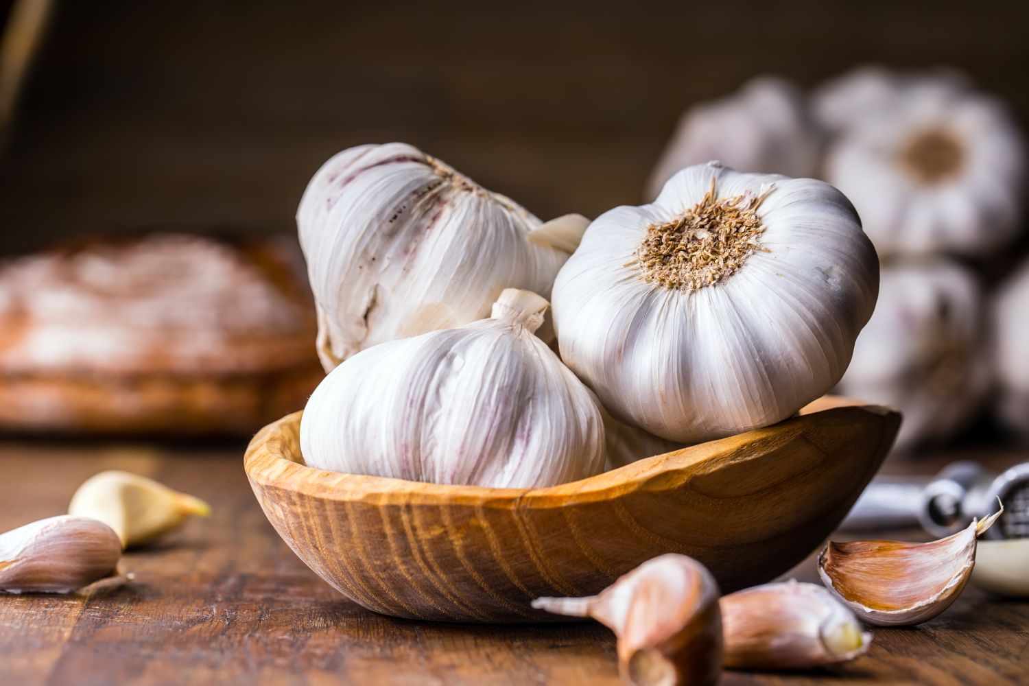 What happens when you eat raw garlic in the morning? 5 benefits